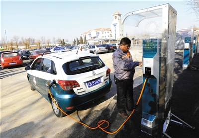 《谍战深海之惊蛰》张若昀王鸥重庆初遇 双面间谍模式开启【星空官方网站】(图1) 星空官方网站