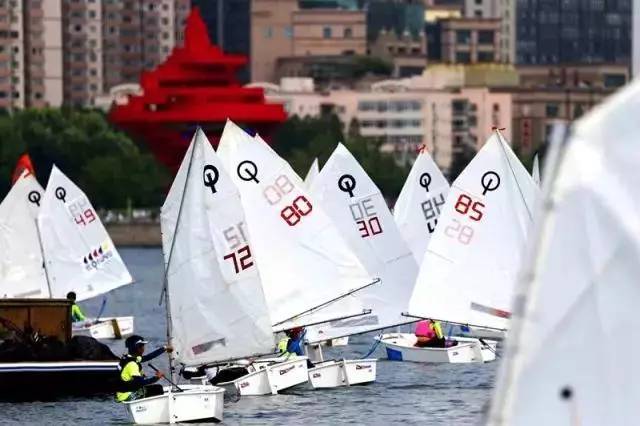 ‘星空app官方网页’《中国机长》李沁杀青晒大合影 张涵予袁泉亮相Angelababy出镜(图3) 星空app官网