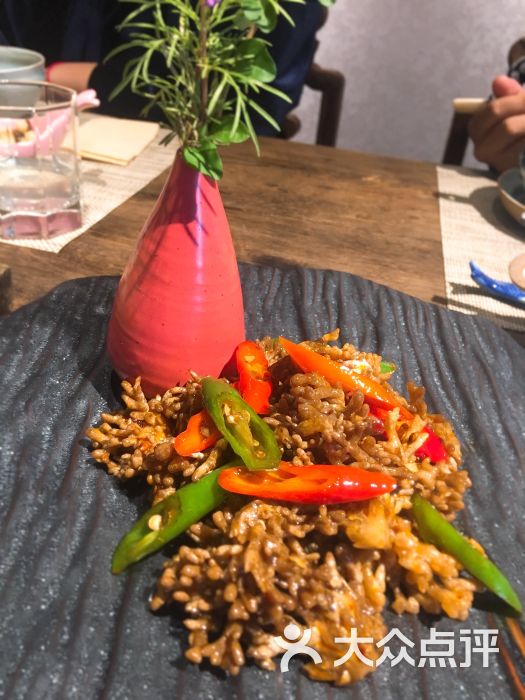 星空官方网站_广东一男子持扁担袭警凌晨被当场击毙(图1) 星空官方网站